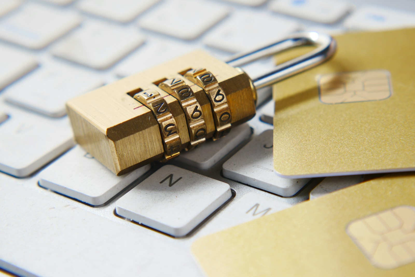 Praktiske oplysninger a golden padlock sitting on top of a keyboard